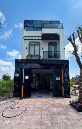 Nhà 3 tầng, giá 4,8 tỷ, 3 phòng ngủ, đường số 1 Khu dân cư Sài Gòn Village, diện tích 5m x 16m