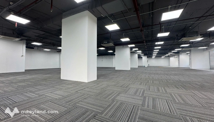 Cho thuê văn phòng Hoàng Đạo Thúy - 630m2 giá thuê 150tr/tháng, một mặt sàn lô góc 2 mặt kính