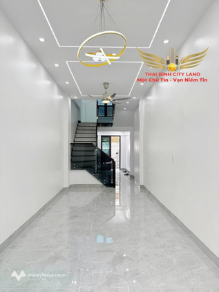 Nhà 3,5 tầng thiết kế hiện đại tại Bồ Xuyên, ô tô đỗ trong nhà