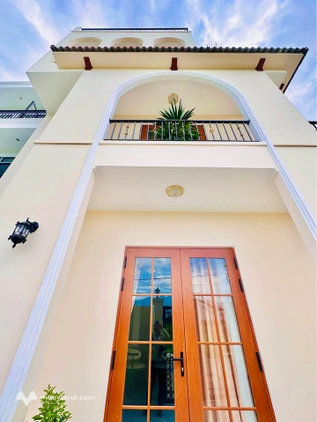 Căn nhà 3 mặt tiền đường nhựa phong cách Địa Trung Hải cực đẹp