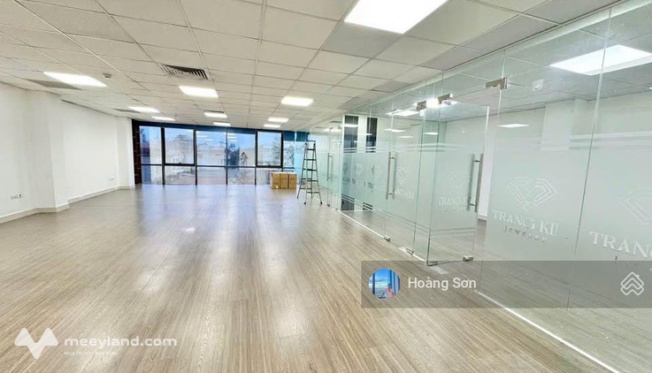 Văn phòng cho thuê đường Trần Nhật Duật, P. Tân Định. Sàn 140m2 view kính thoáng