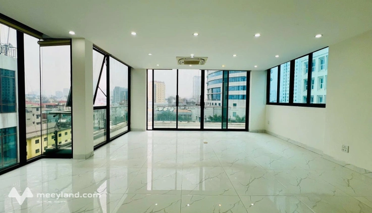 Cho thuê văn phòng Phố Hoàng Cầu, lô góc nhà mới. 100m2 giá chỉ 24 triệu/tháng