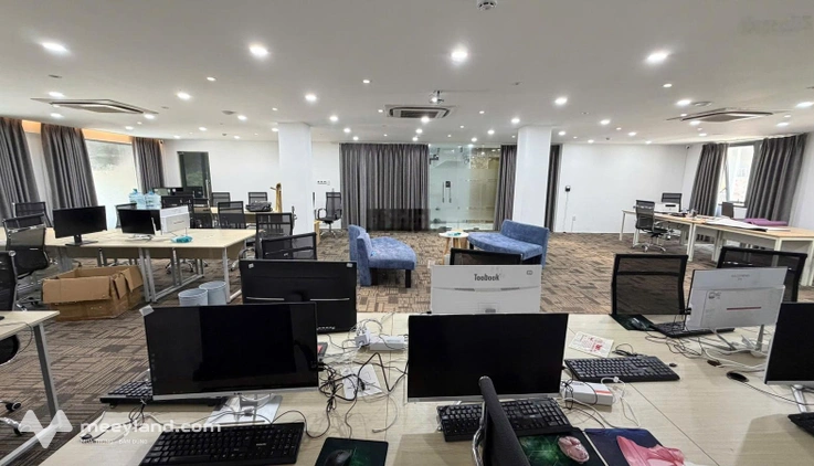 Cho thuê sàn văn phòng 60 triệu VND, 230 m2 tại Bát Nàn, Bình Trưng Tây, Q2. Ngang 14m sàn trống.