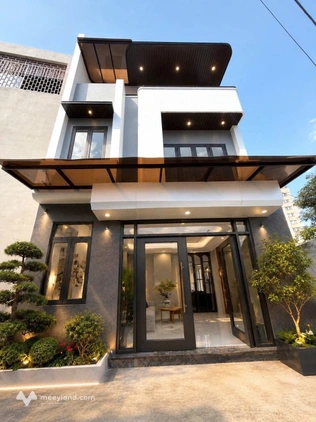 Nhà 3 tầng, 2 mặt tiền thoáng mát, tại trung tâm thành phố Lạng Sơn