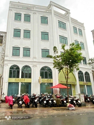 Cho thuê VP Vĩnh Khánh, 130m2, ngăn sẵn 4 phòng, có khu pantry, có sân rộng đậu xe hơi