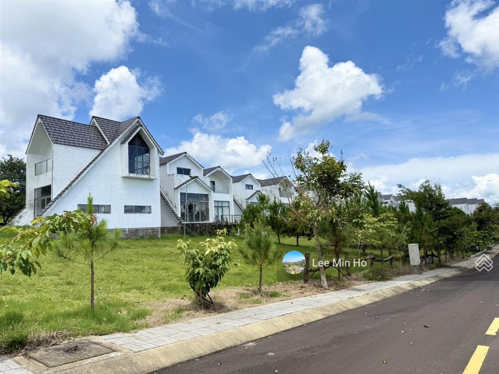 Mở bán khu villa nghỉ dưỡng p2 bảo lộc. giá 3,1 tỷ/căn 8x20, nhà full nội thất, gần nút cao tốc.
