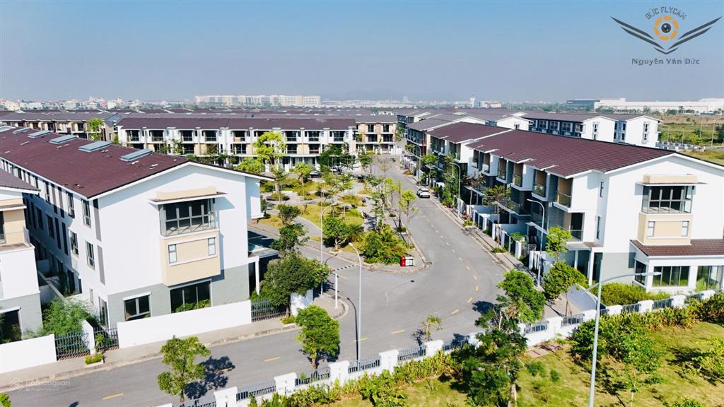 Chính chủ gửi căn lk trục thông beomes hướng nam siêu mát ngay cổng vào. giá 4,280 tỷ.