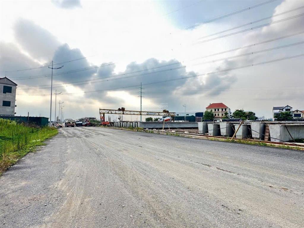 Siêu phẩm tại xâm động, hồng vân dt 43.5m2. mt=5m giá 3,65 tỷ ô tô ngõ thông sát vđ4