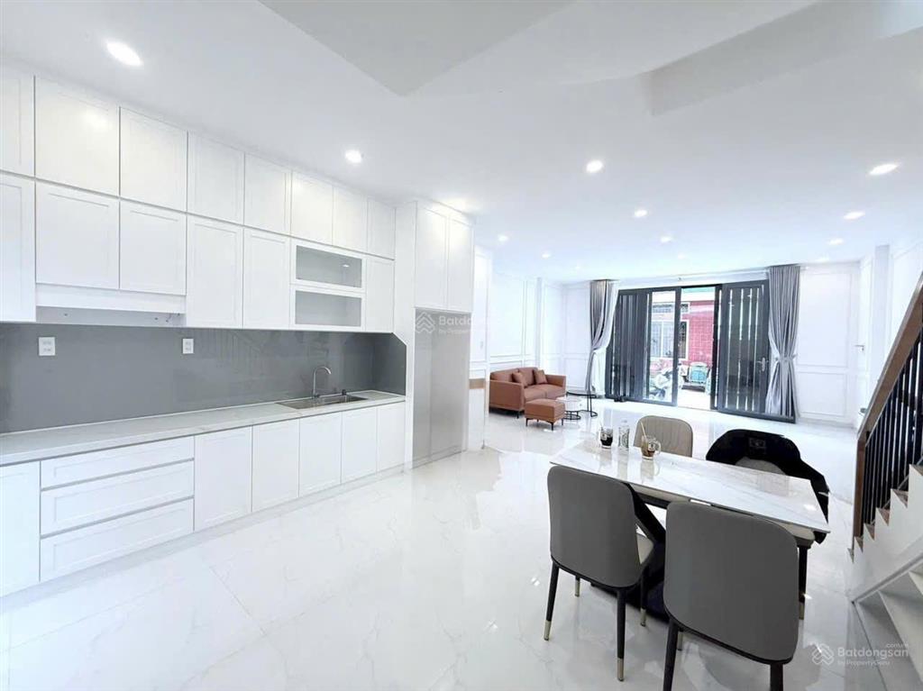 Bán nhà gấp đường lạc long quân, phường 8, tân bình dt 6x11m cn 64m2 3 tầng mới, vị trí đẹp
