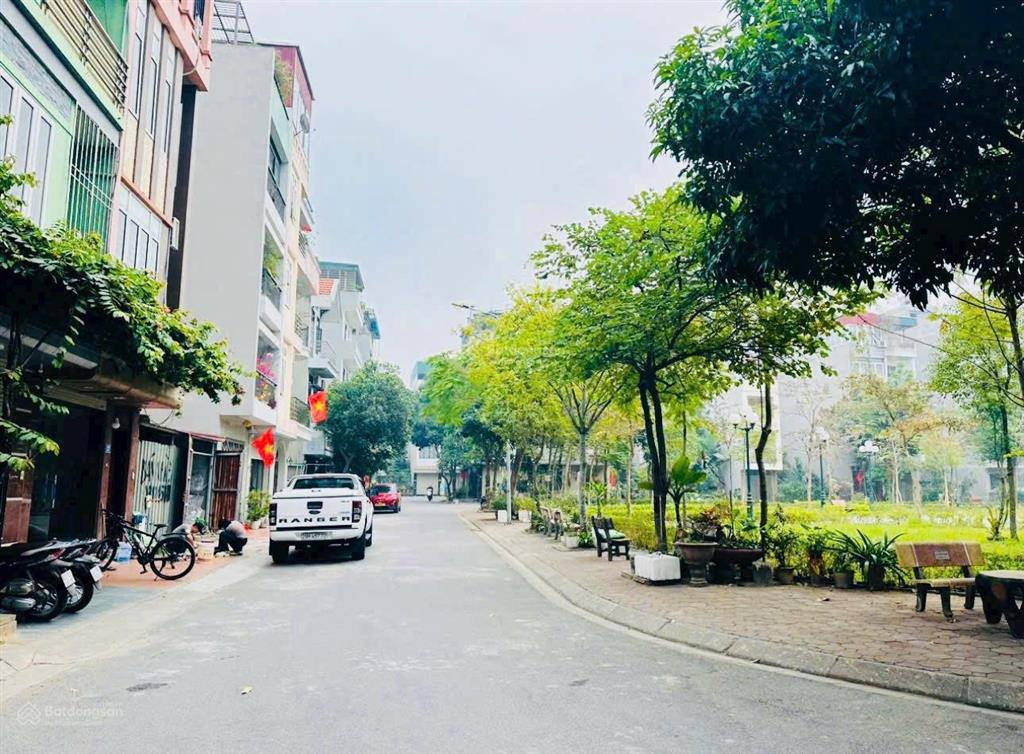 Hoa hậu tdc giang biên việt hưng, ô tô tránh vỉa hè 3m. dt 64m2 mt 4.20m view vườn hoa.