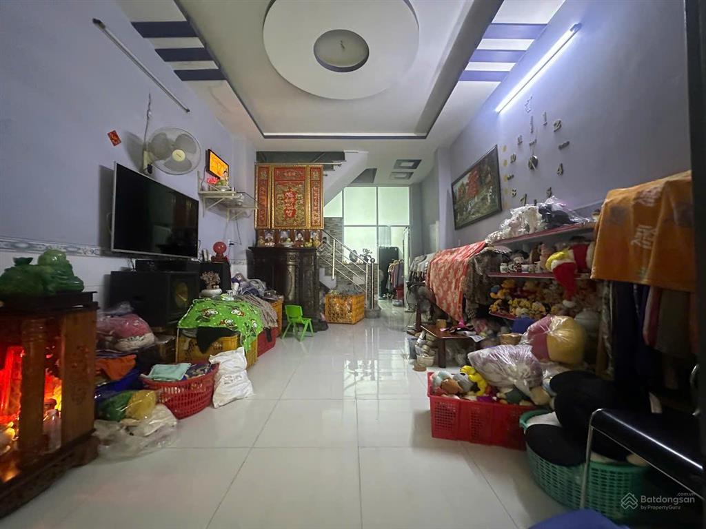5,7 tỷ hẻm xe tải 8m phú định 71,4m2 (4m x 17,89m) sát mt phú định 30m, kế bên quận 6.