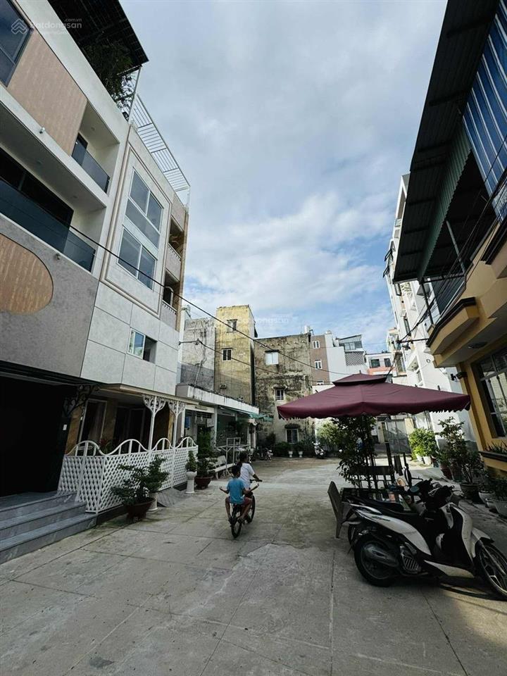 Nhà bán lê quang định sát phú nhuận. 135 m2 3 tầng btct sân thượng. xe hơi đậu nhà thiết kế st