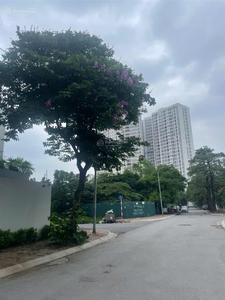Chủ nhà cần tiền bán gấp biệt thự tt1 thành phố giao lưu 180m2 45 tỷ. 0915 568 ***