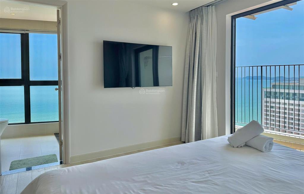 Bán căn 2 phòng ngủ 70m2, view trực diện biển tòa nam goldcoast
