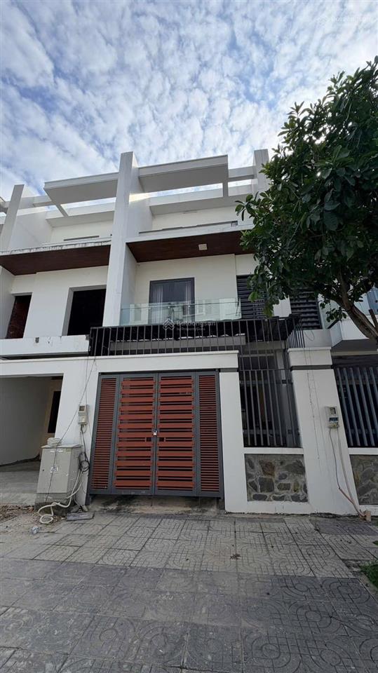 Bán căn nhà phố bà rịa city gate 3 lầu 100m2 5.1 tỷ 0775 707 *** phạm yến