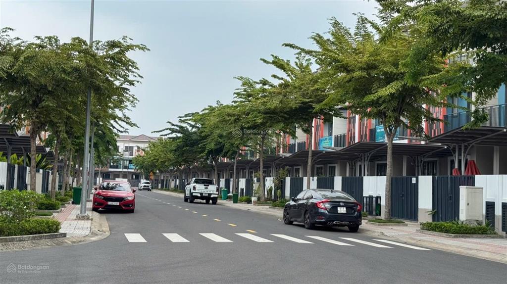 Căn liền kề 3 tầng giá 3,28 tỷ ngay trong giai đoạn 2 kđt sun casa cách thành phố mới chỉ 10 phút
