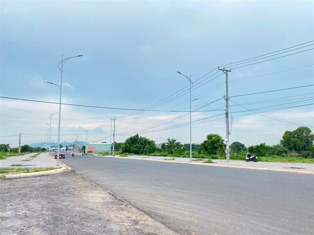 Cần bán 2.200m2 có 600m2 thổ cư mặt tiền đường chính hương lộ 2 hoà long bà rịa p. tam long tp hcm