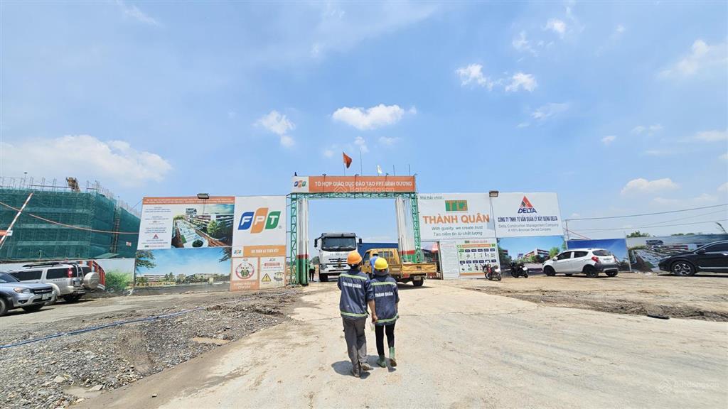 Bán đất lớn gần trường fpt đang xây, ngang 10x55m, phù hơp xây kho, căn hộ dịch vụ ok, 13,5triêu/m2