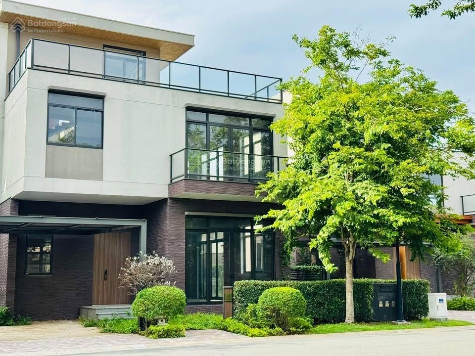 Biệt thự đơn lập 300m2, 1 trệt 2 lầu, 3 mặt giáp sông, liền kề công viên compound, cách pmh 35 phút