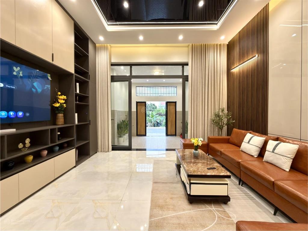 Nhà mặt tiền đường thông dt 5x22m, trệt, 3 lầu, 4pn, 5vs, p. thờ, sân xe hơi, hướng tây, 9.8 tỷ
