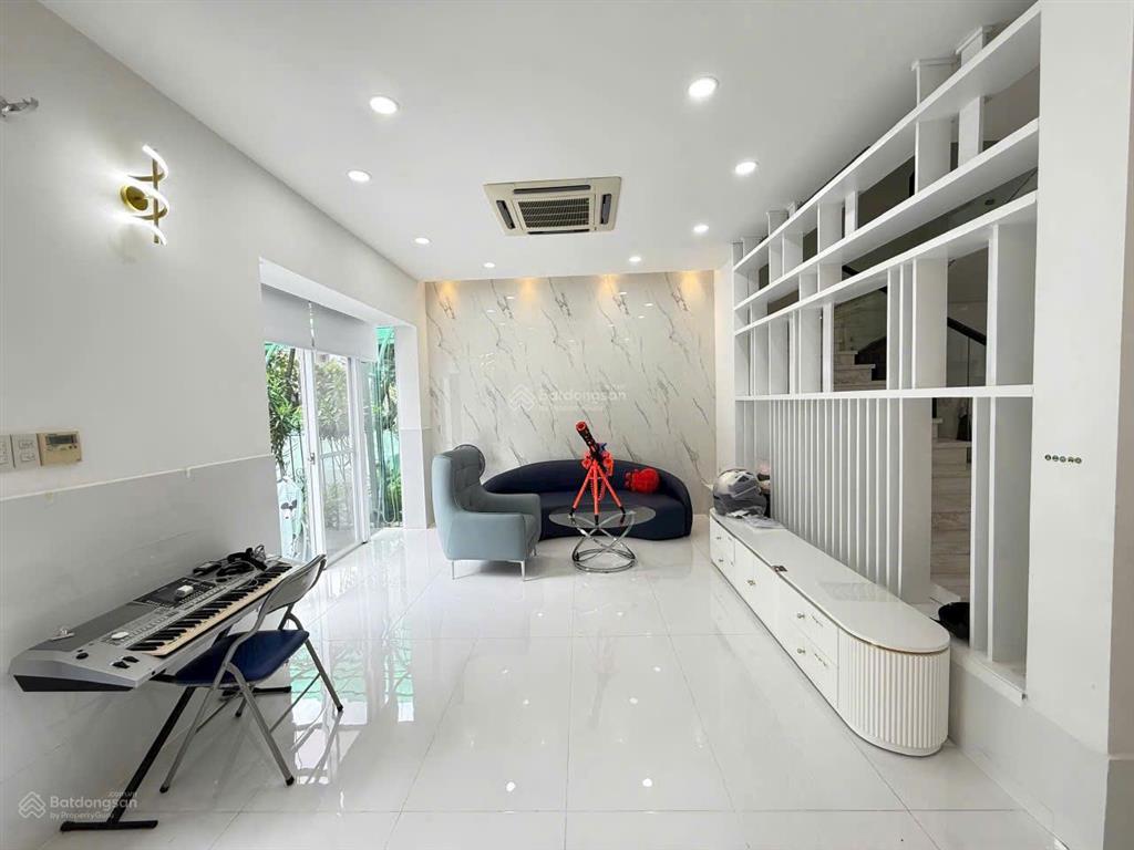 Bán gấp biệt thự hưng thái, phú mỹ hưng, 7x18m, giá 32.5 tỷ 0938 602 *** nhân