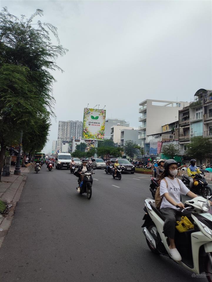 Bán nhà xe buýt đậu cửa. dt 55m2, 3 tầng. chỉ5t. ngay minh phụng cây gõ hồng bàng phú lâm