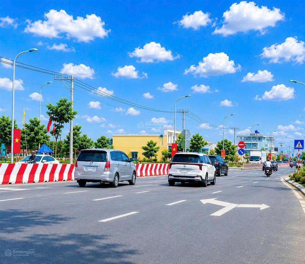 Bán lô đất 100m², full thổ cư, đất đô thị, cách co.op mart thủ thừa 300m, sổ sẵn công chứng ngay