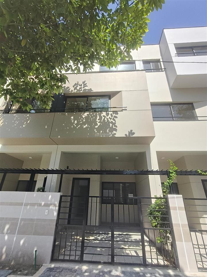Chính chủ cần bán căn nhà 3 tầng trục chính trong khu compound cát tường jhome
