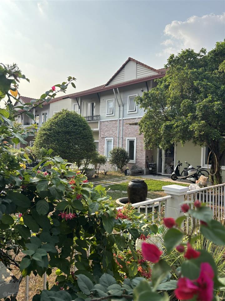 Bán villa 300m2 tại the oasis 2 đang cho thuê 30 triệu kdc việt sing cạnh aeon mall tp. hcm