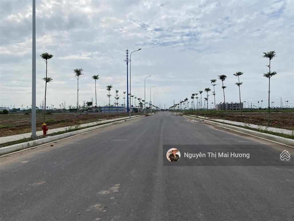 Chính chủ bán lô nhà xưởng 2700m2, giá gốc 6,5tr/m2, giá bán 8,xtr/m2. vị trí đẹp, trục đường to