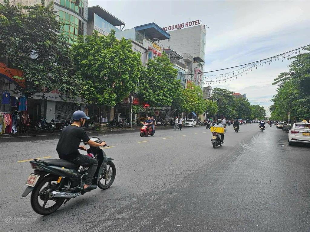 Mặt đường trần nguyên hãn (gần chợ an dương) 190m2 mt 7,2m 3 tầng 3 mặt thoáng giá 36 tỷ