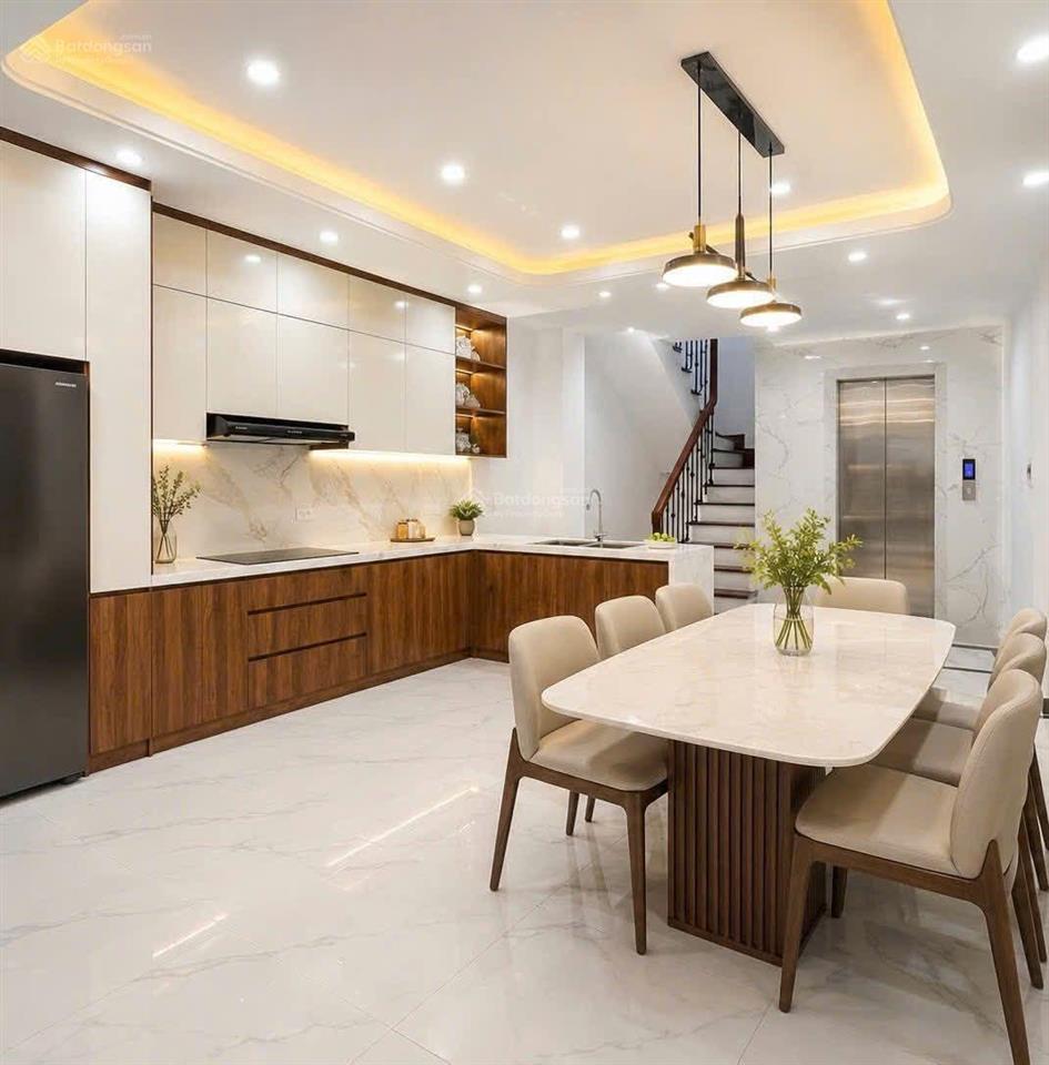 Nhà mới đẹp, thang máy, không qh sau qh cách phố 5m