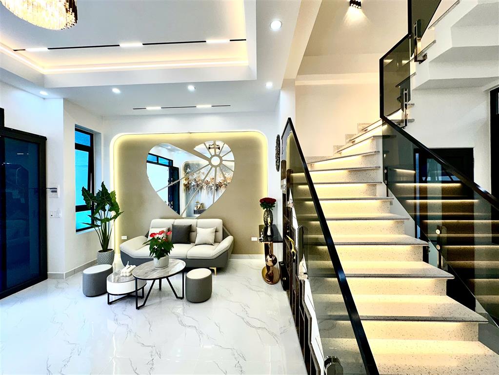 NHÀ XÂY MỚI 3 TẦNG – GẦN VƯỜN HOA NGUYỄN TRÃI Diện tích gần 80m², xây 3 tầng độc lập