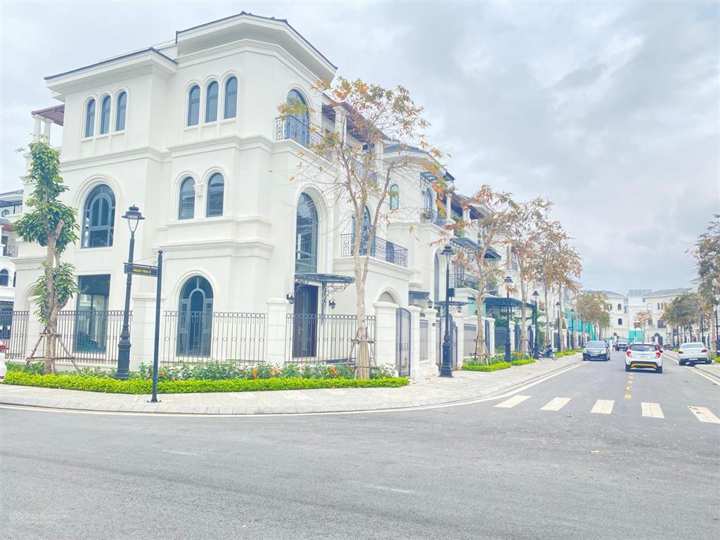 Bán gấp biệt thự lô góc view công viên, 226m², chỉ 20.4 tỷ, 3 mặt thoáng, đường rộng, cực hiếm