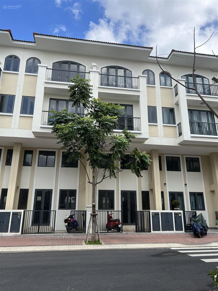 Nhà mới hoàn thiện vào ở ngay, senturia nam sài gòn, sổ hồng, 8 tỷ, ngân hàng cho vay 80%