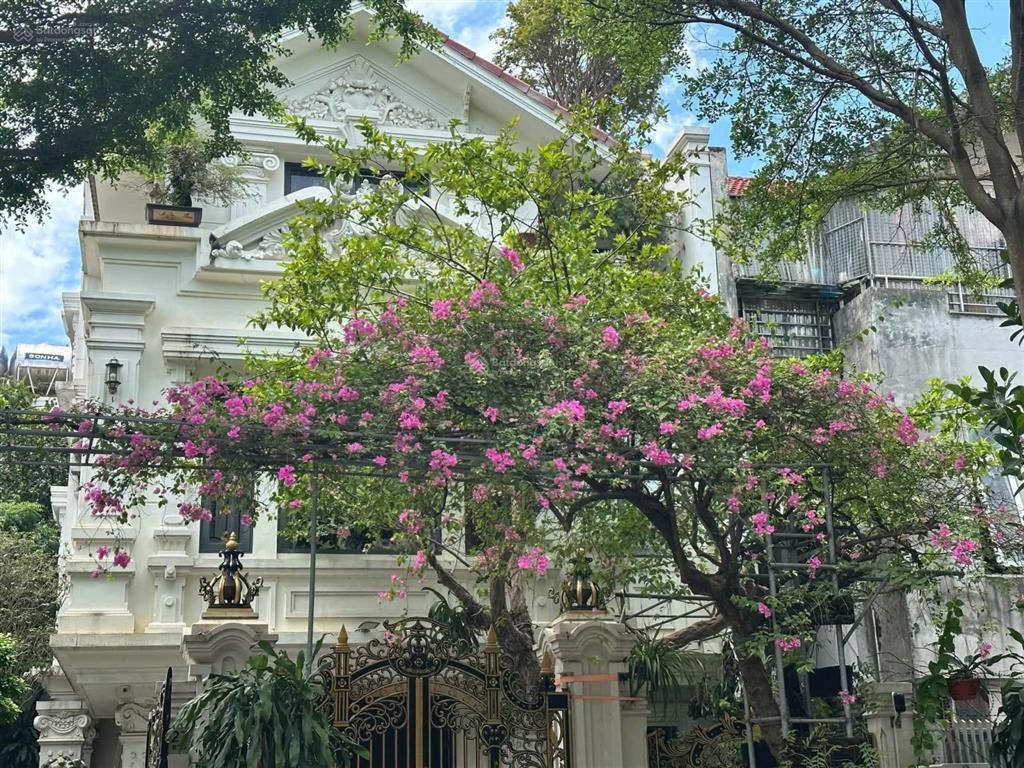 Chủ cần bán gấp biệt thự văn phú, hà đông. 201m, 4 tầng, mt 11m, hoàn thiện đẹp, nhỉnh 35 tỷ