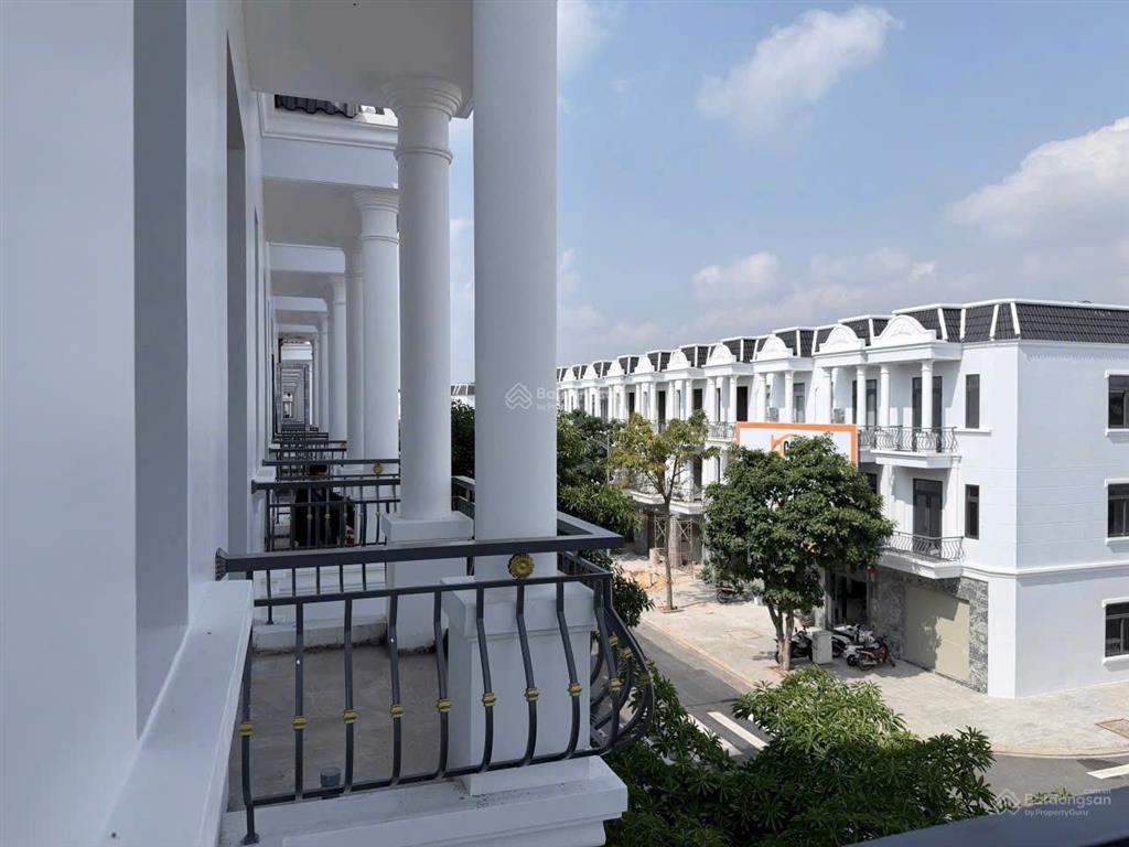 Nhà phố góc mặt tiền d11 bcons city life diện tích 104m2 700 triệu sở hữu ngay cho vay 80%