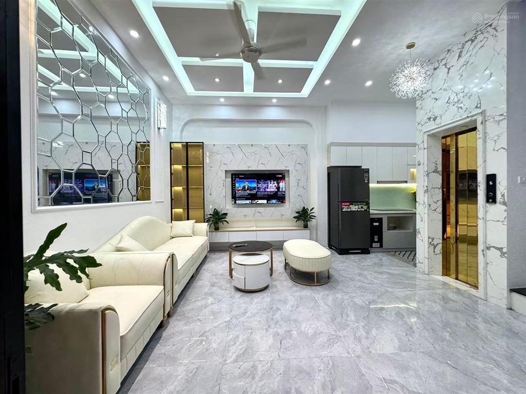 Chủ cần bán gấp căn đê la thành nhỏ, dân xây mới full nội thất, 6 tầng thang máy