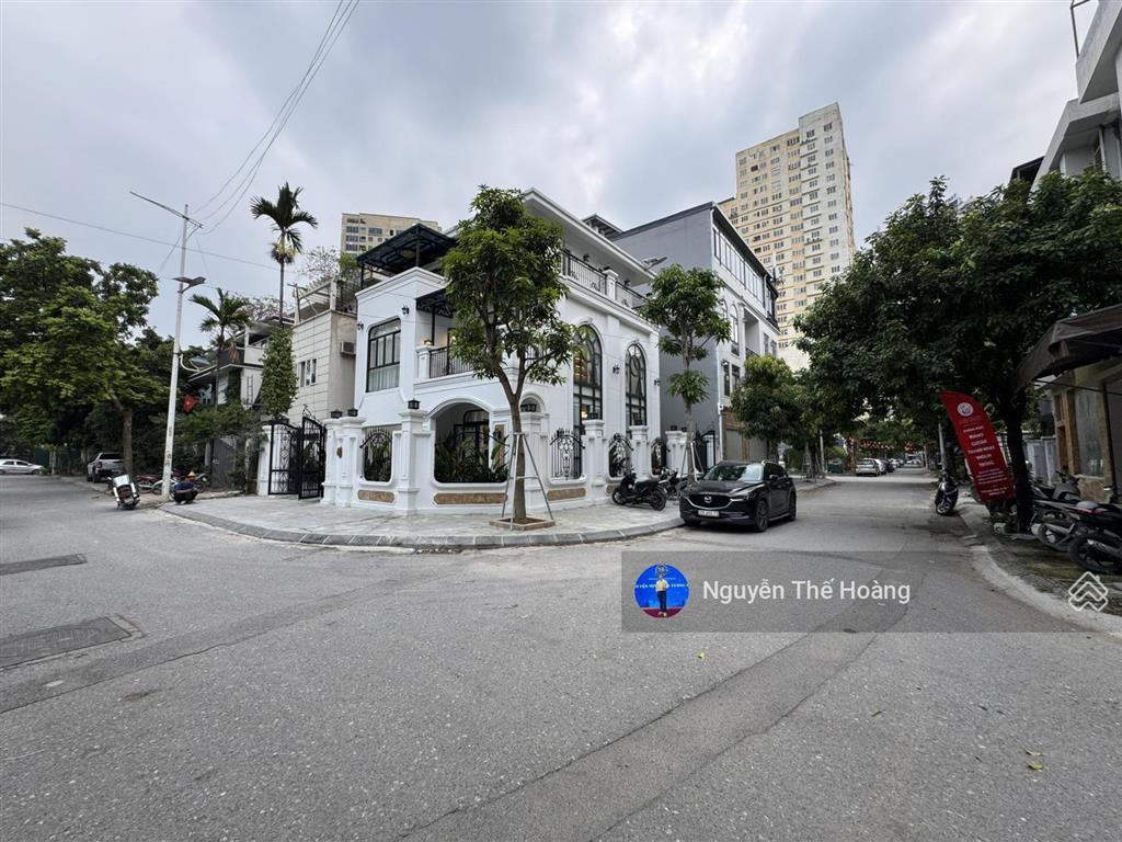Căn biệt thự lô góc siêu hiếm cần chuyển nhượng tại kđt văn khê. diện tích sổ 181.1m2, full đồ
