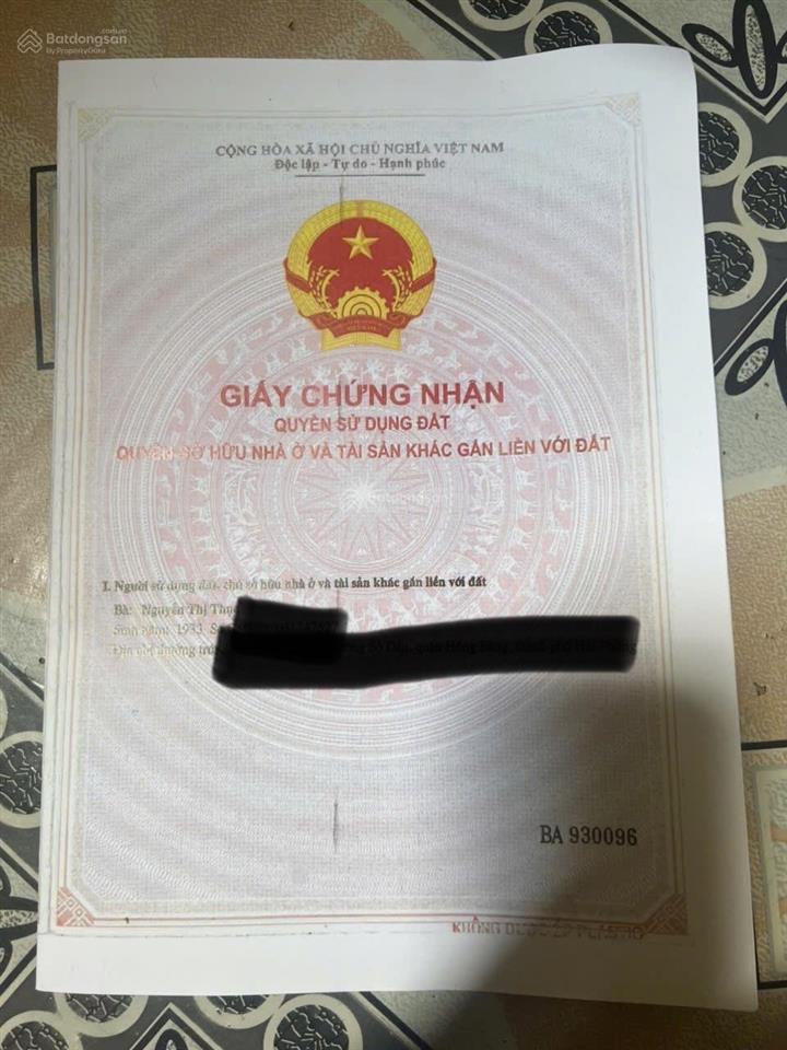 Nhà mặt phố đối diện bến xe một trong số ít