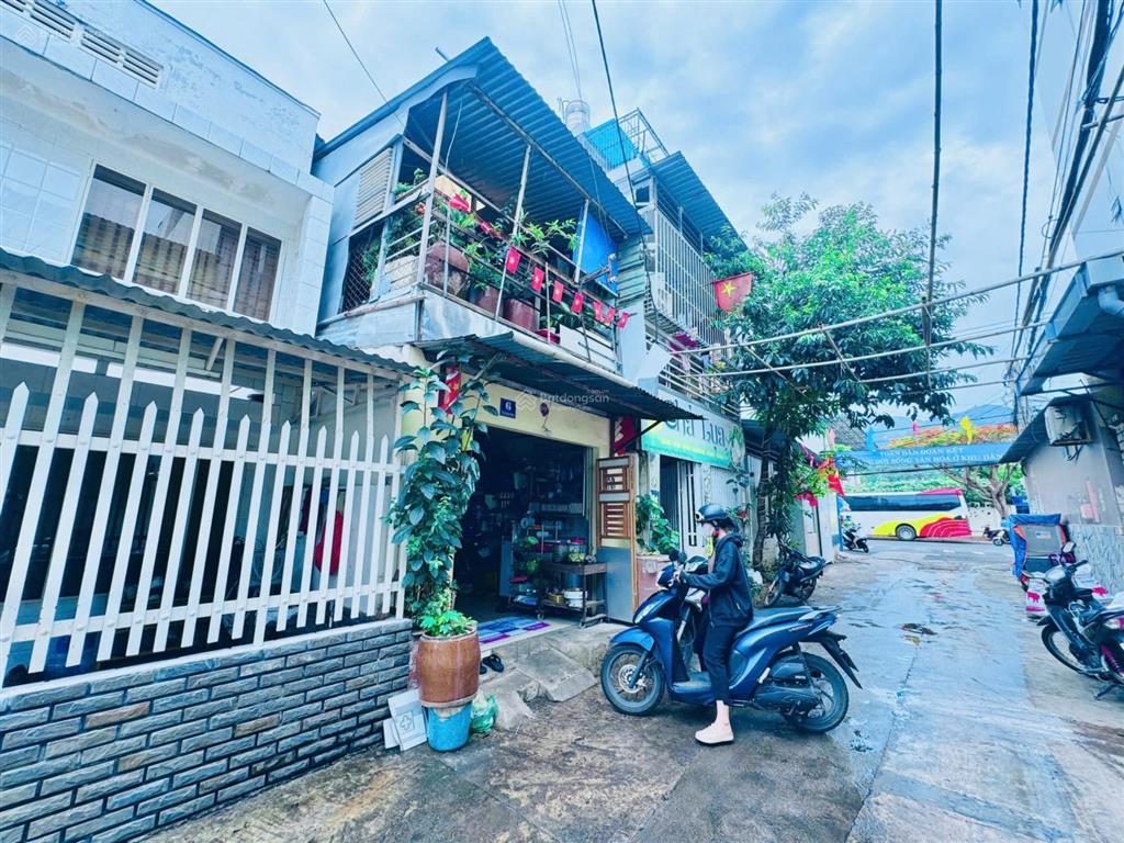 Nhà 2 tầng đường trần mai ninh, cách biển hòn chồng 500m. giá 4,5 tỷ
