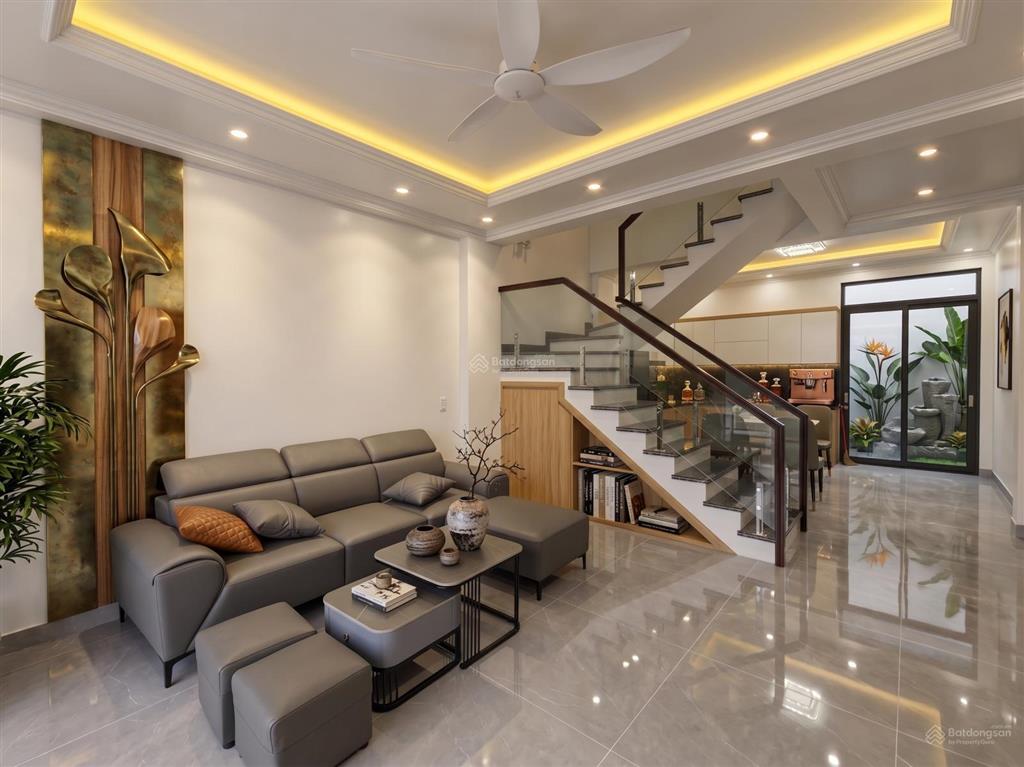 Nhà công viên lương quán 3 tầng giá 2 tỉ 39
