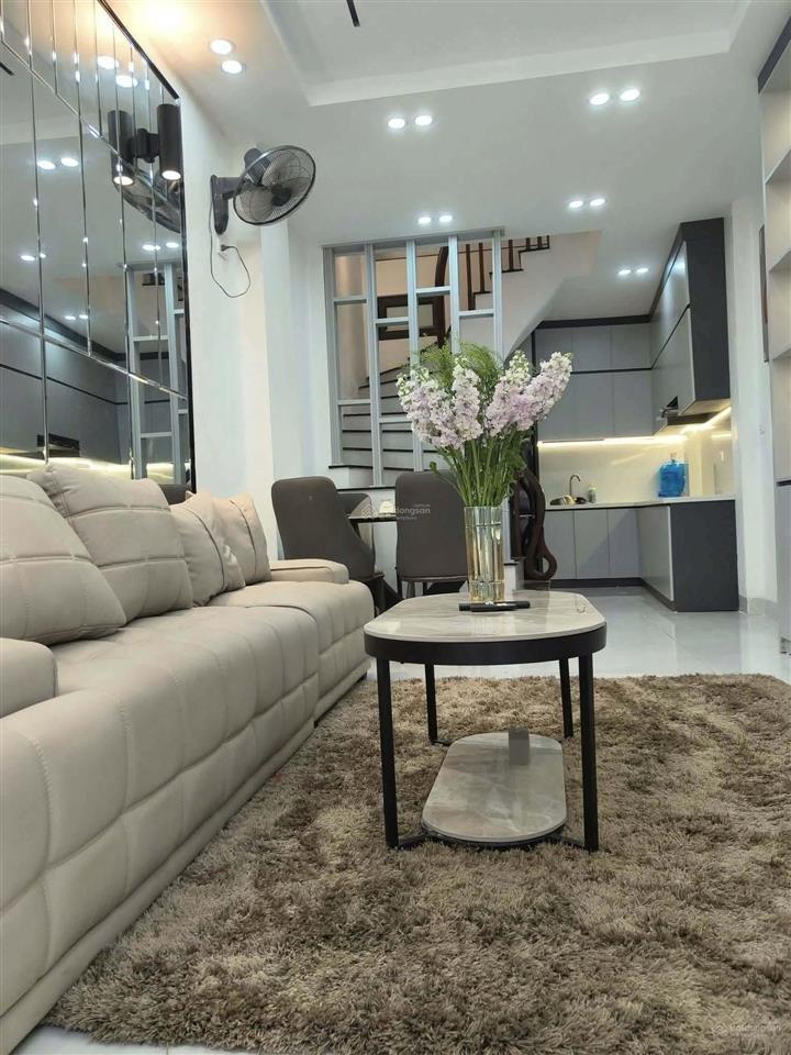 Bán nhà phố chính kinh, nhà dân xây, ngõ thông, cách 20m ô tô tránh, sổ vuông, chủ nét, dt 40m*5t