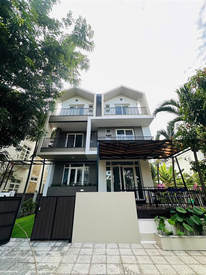 Bán biệt thự 3 tầng view biển sổ hoàn công. có bãi tắm riêng diện tích 180m2