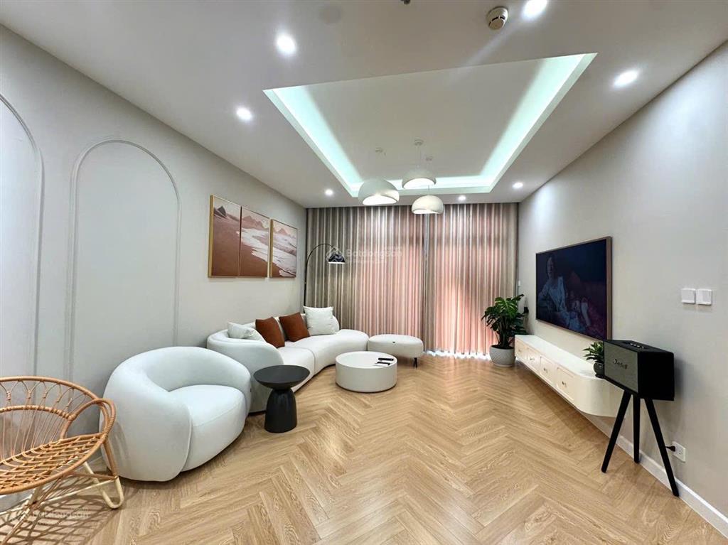 Chính chủ gửi bán căn hộ r2 royal city 3n2wc 136m2 tầng trung, nội thất đẹp lung linh