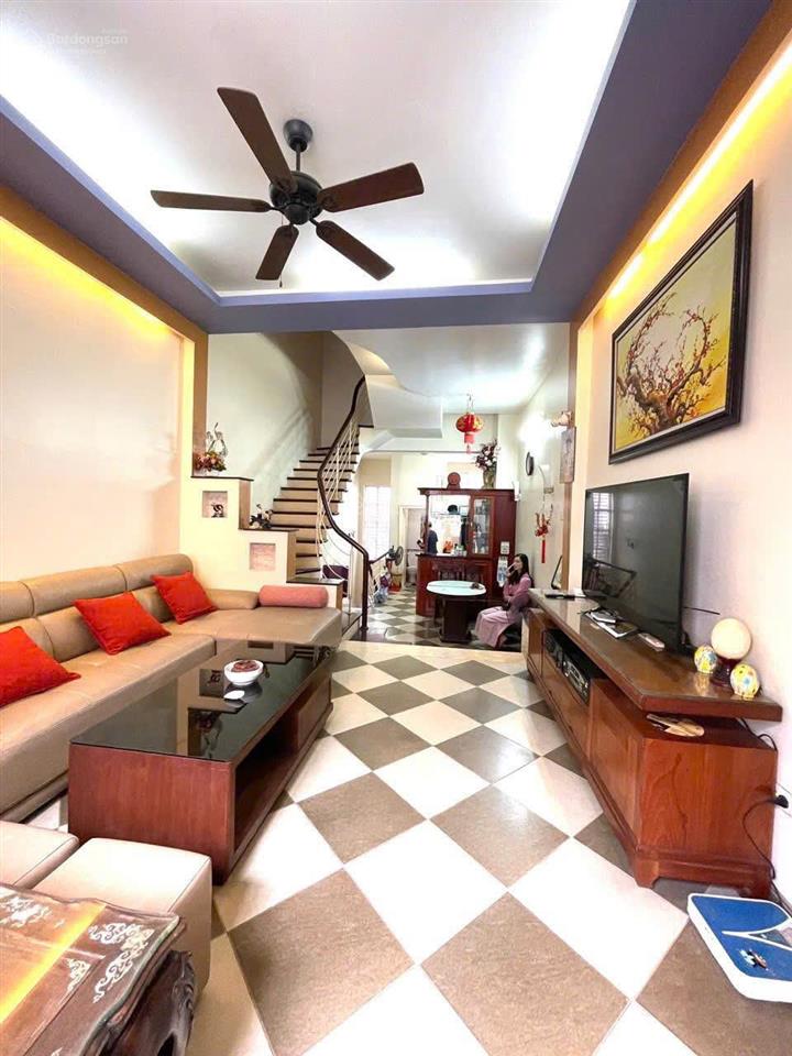 Căn góc nguyễn khánh toàn, ngõ thông, 3 thoáng, sân xe, sát phố, 30m ra ô tô, dân xây, sổ cc, 43m2