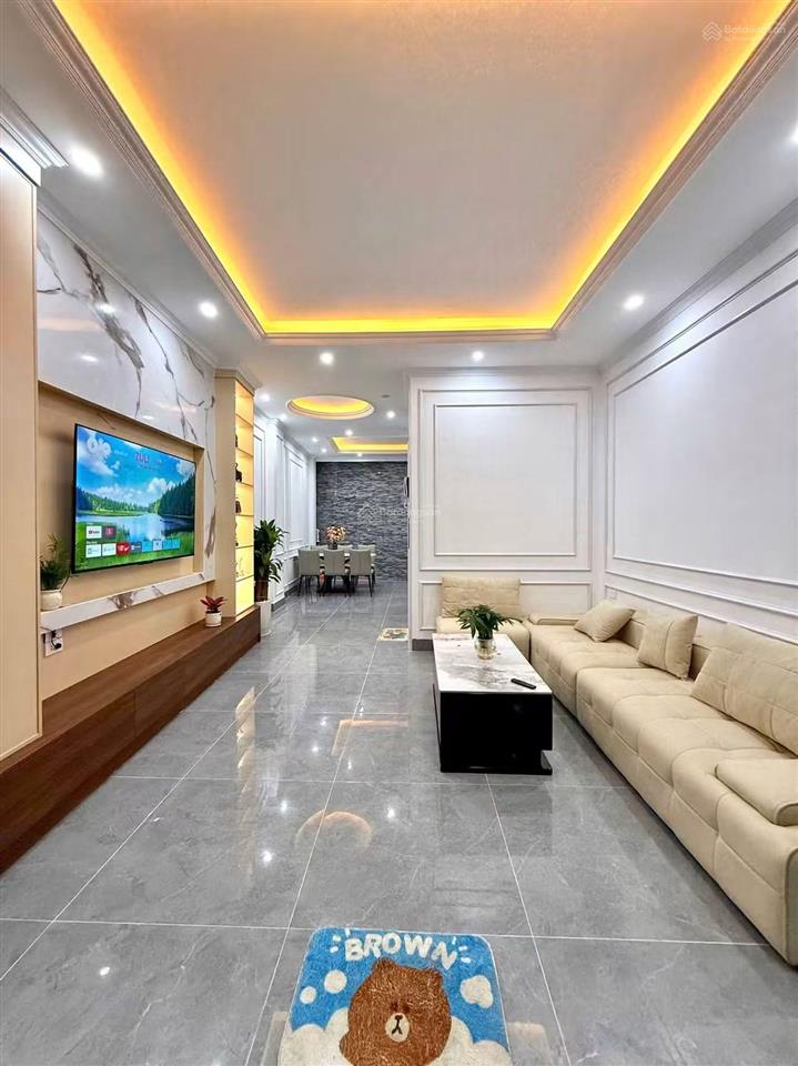 Chủ ngộp bank! cần bán gấp nhà đường cầu giấy, 45m2*7t. mt 4,6m. thang máy, xây mới. ba bước ra ôtô