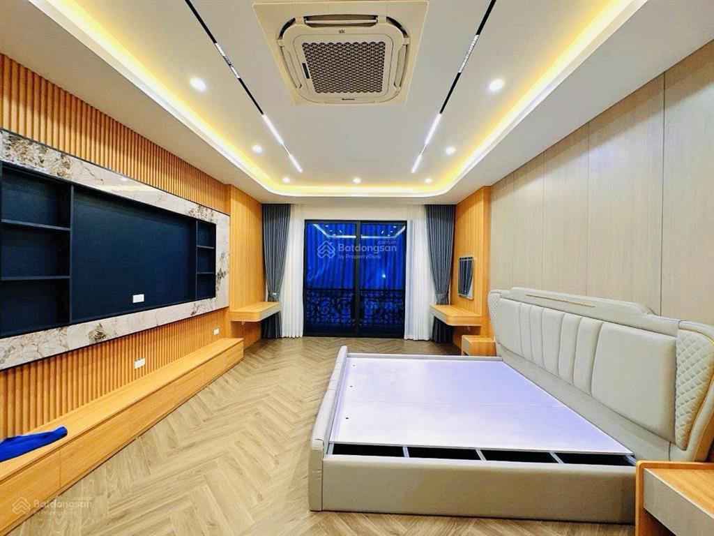 Bán nhà 7 tầng thang máy ô tô vào nhà hoàng quốc việt 57m x mt 4.3m tặng full nội thất đẳng cấp
