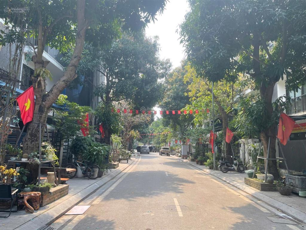 Chính chủ bán cắt lỗ căn liền kề diện tích 82,5 m2 bàn giao thô giá 20 tỷ bao phí. h/l 0982 831 ***