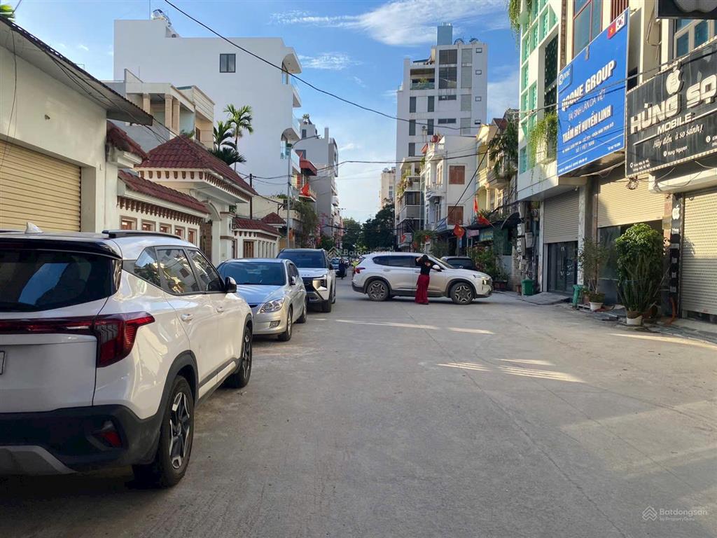 Bán nhà 3 tầng uy nỗ cạnh nhà thi đấu đông anh ô tô tránh kinh doanh. giá 11 tỷ